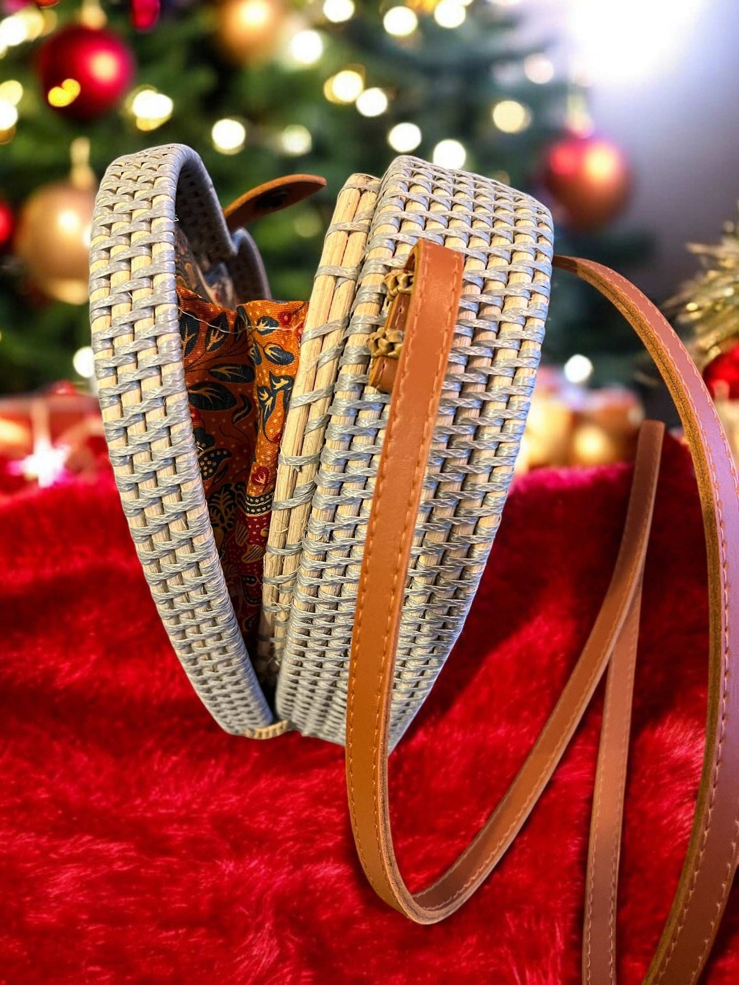 Stylish Heart-Shaped Rattan Crossbody Bag – Unique & Trendy Gift