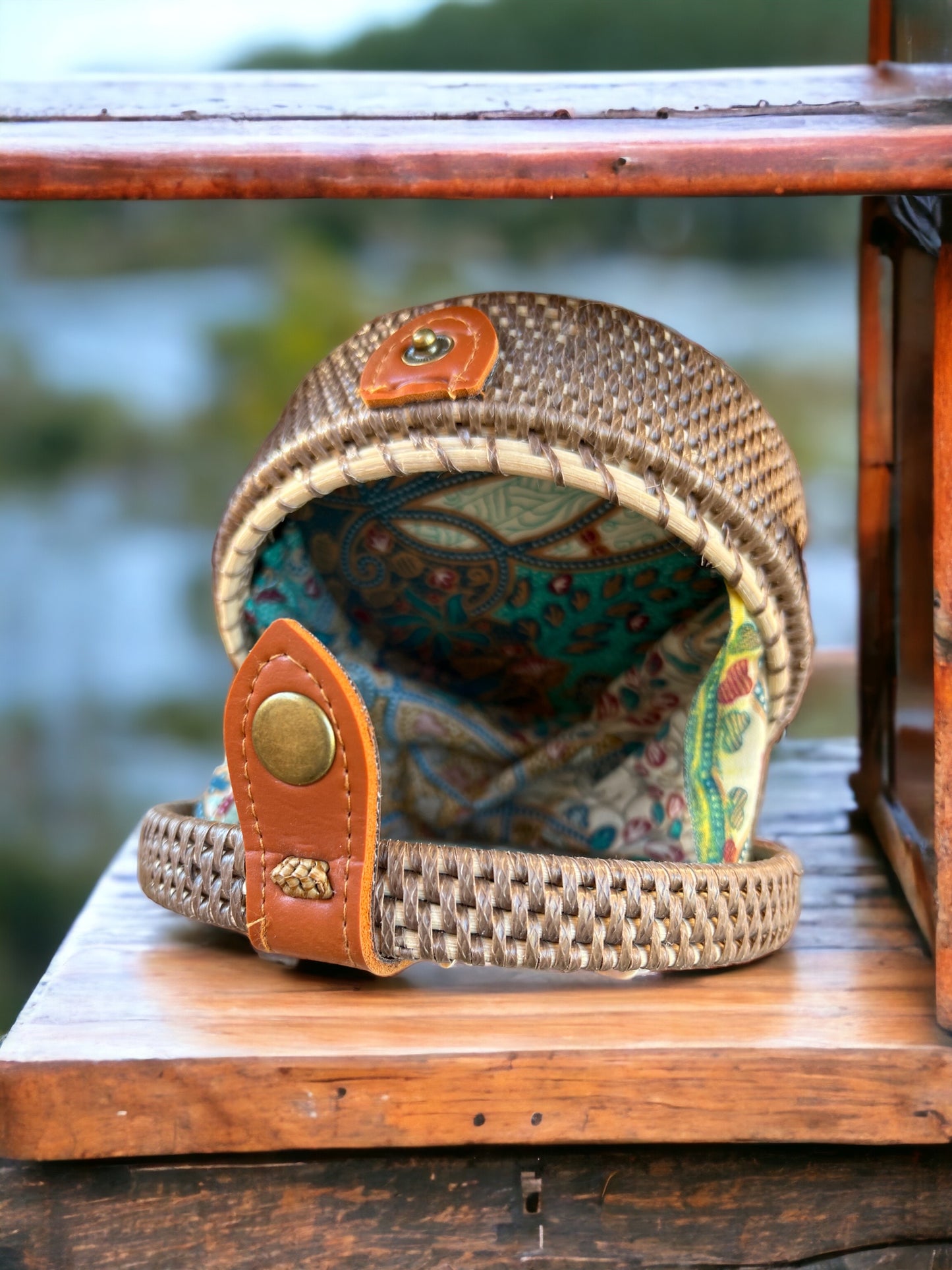 Coastal Chic: Mini Seashell Sophisticated Crossbody Rattan Bag